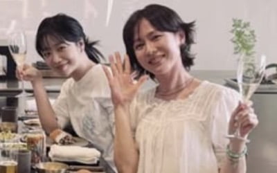 평소에 이런 모습?…'♥현빈' 손예진, 복고풍 바람머리 스타일링 '깜짝'