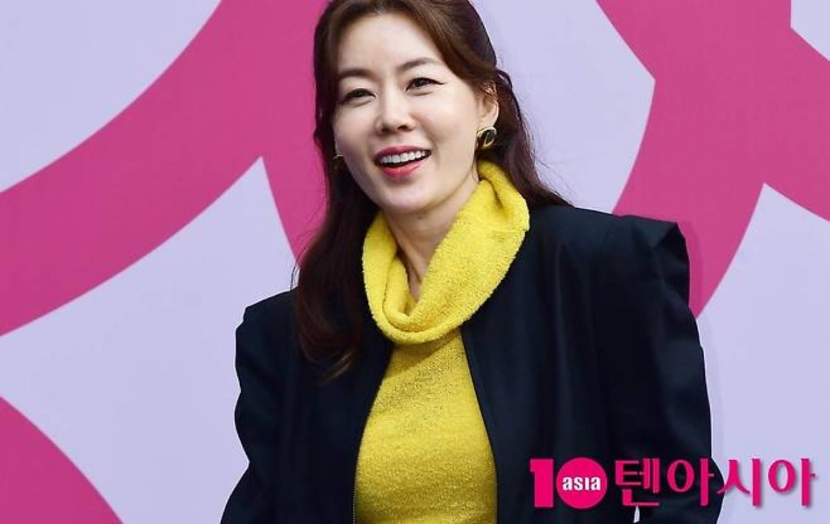 방송인 안선영이 공식석상에 등장해 취재진 앞에서 환한 미소를 보이고 있다. / 사진=텐아시아 DB