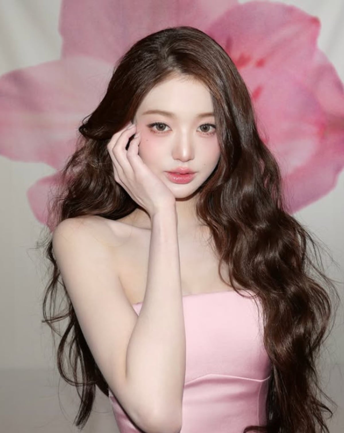 그룹 아이브 멤버 장원영이 카메라를 응시하며 포즈를 취하고 있다. / 사진=장원영 SNS