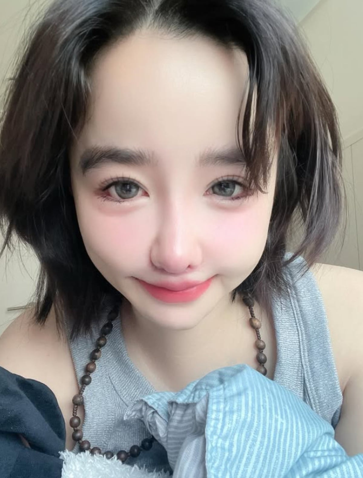 그룹 투애니원 멤버 박봄이 카메라를 응시한 채 미모를 뽐내고 있다. / 사진=박봄 SNS