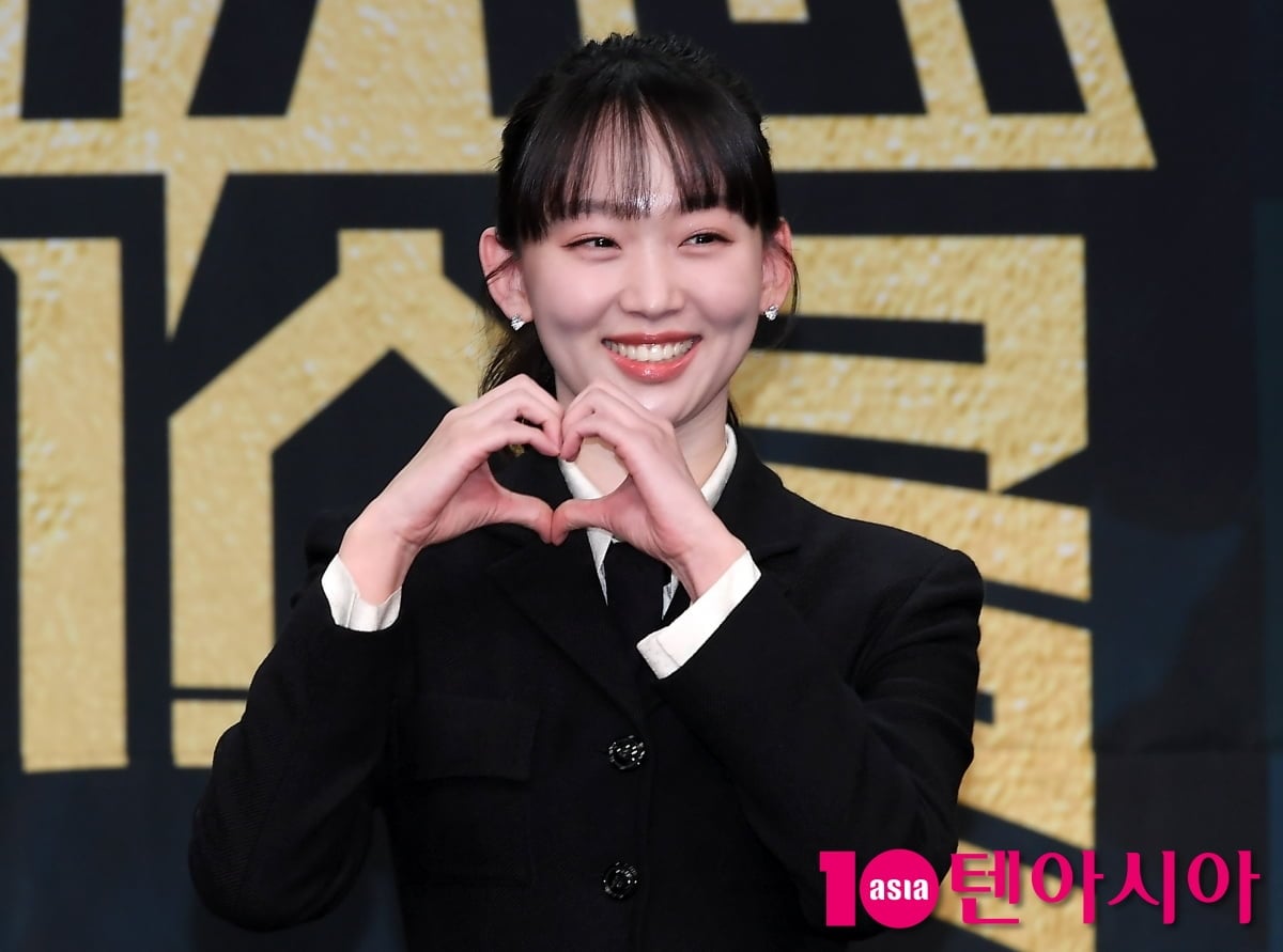 배우 진기주가 취재진 앞에서 하트 포즈를 취하고 있다./텐아시아 DB