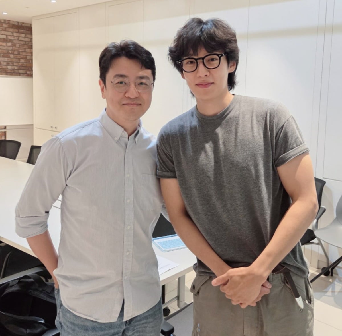 방송인 최동석이 배우 이기택과 포즈를 취하고 있다. / 사진=최동석 SNS