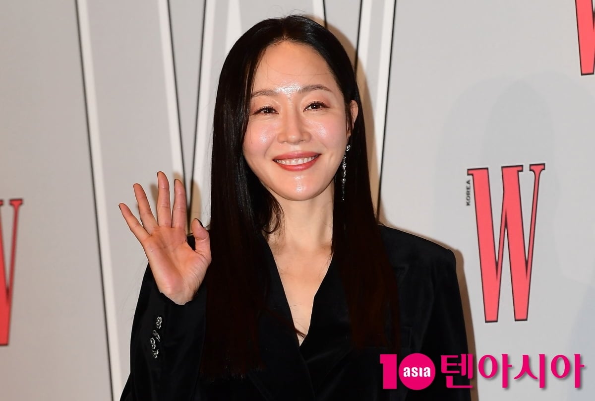 배우 엄지원이 취재진에게 손을 흔들고 있다./텐아시아 DB
