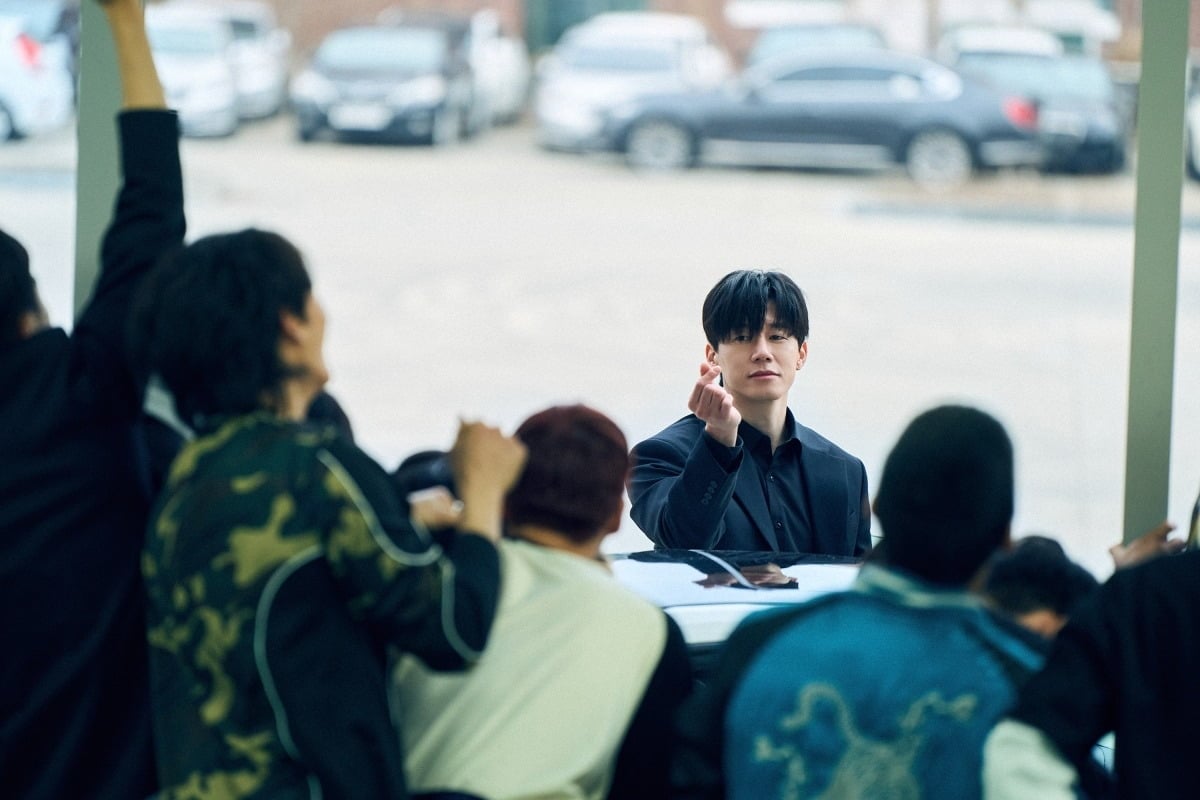 '참교육'의 한 장면. 김남길이 불량 학생들을 향해 손가락 하트를 날리고 있다. / 사진제공=넷플릭스