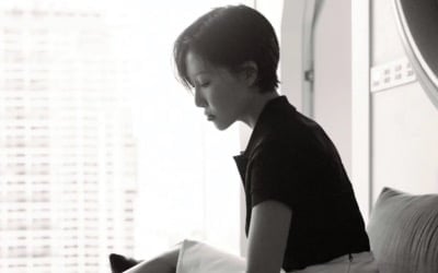"라인이 예술이네"…젠슨 황도 반한 화사, 킬힐 신고 뽐낸 우아한 각선미