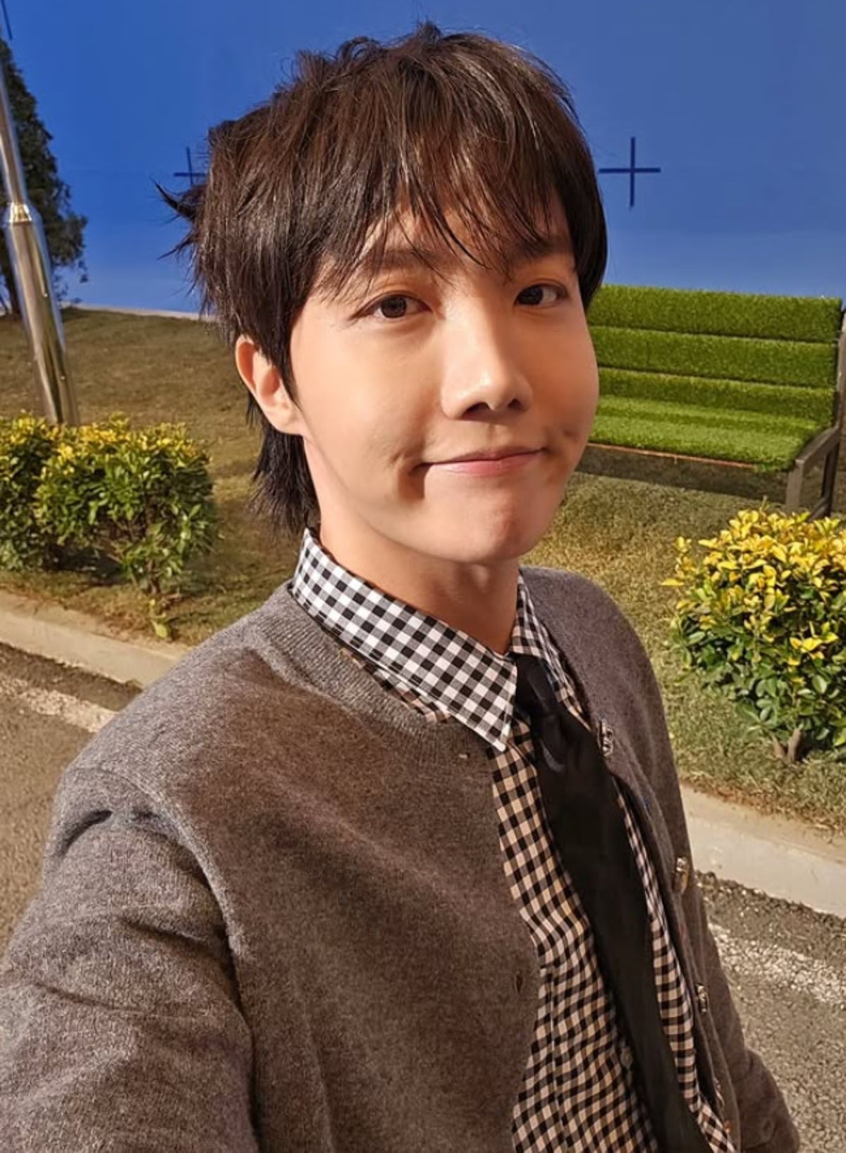 그룹 방탄소년단 멤버 제이홉이 카메라를 응시한 채 미소를 보이고 있다. / 사진=제이홉 SNS