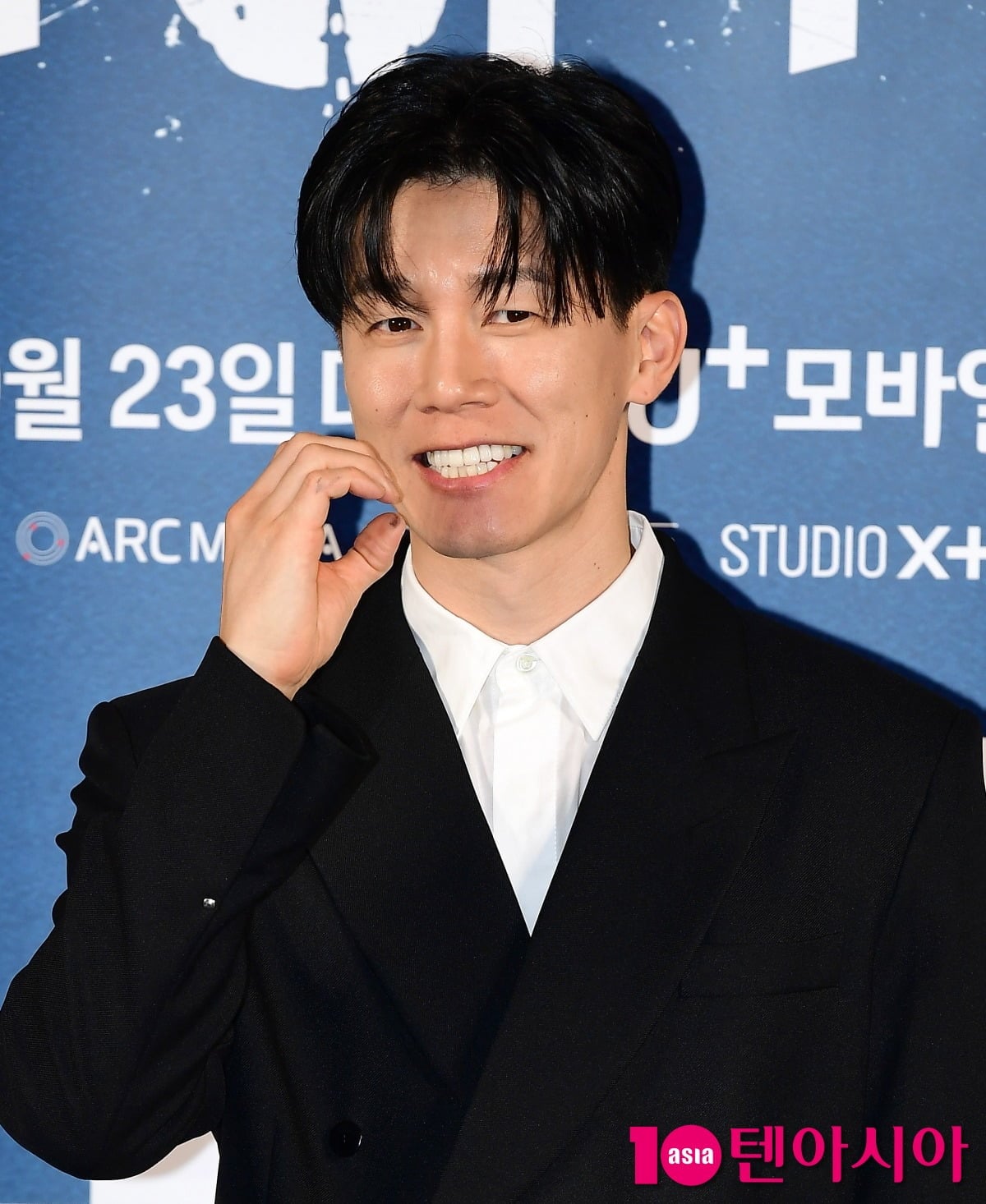김무열이 행사의 포토 타임에서 포즈를 취하고 미소 짓고 있다. / 사진=텐아시아DB