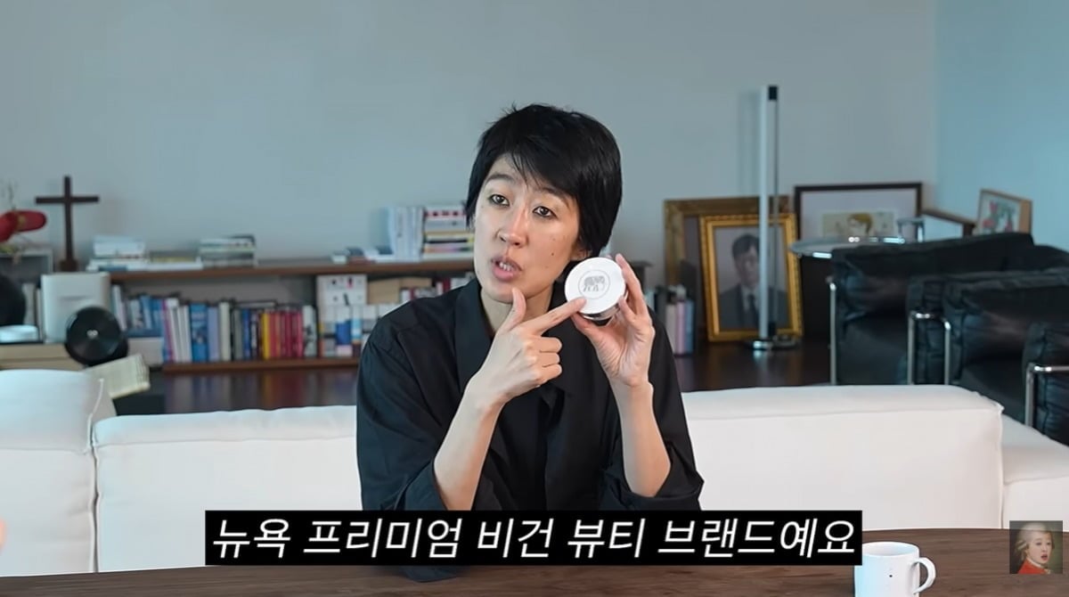 잦은 PPL이 시청자에게 피로감을 주고 있다. / 사진='공부왕찐천재 홍진경' 유튜브 캡쳐
