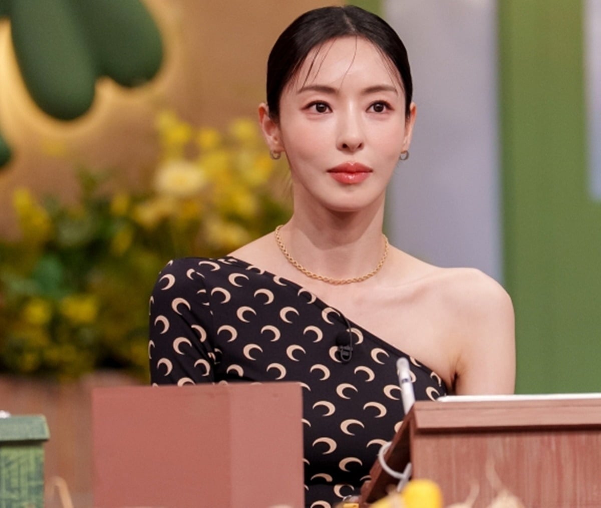 이다희가 오프숄더 의상으로 뼈말라 몸매를 인증했다./사진제공=tvN