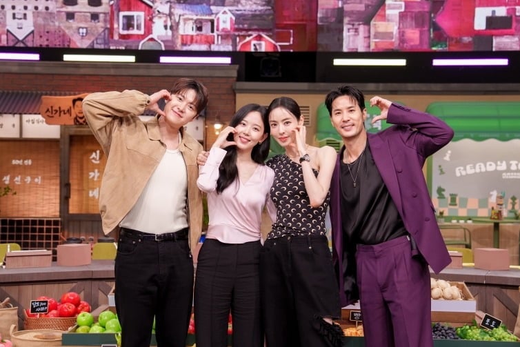 이다희가 오프숄더 의상으로 뼈말라 몸매를 인증했다./사진제공=tvN