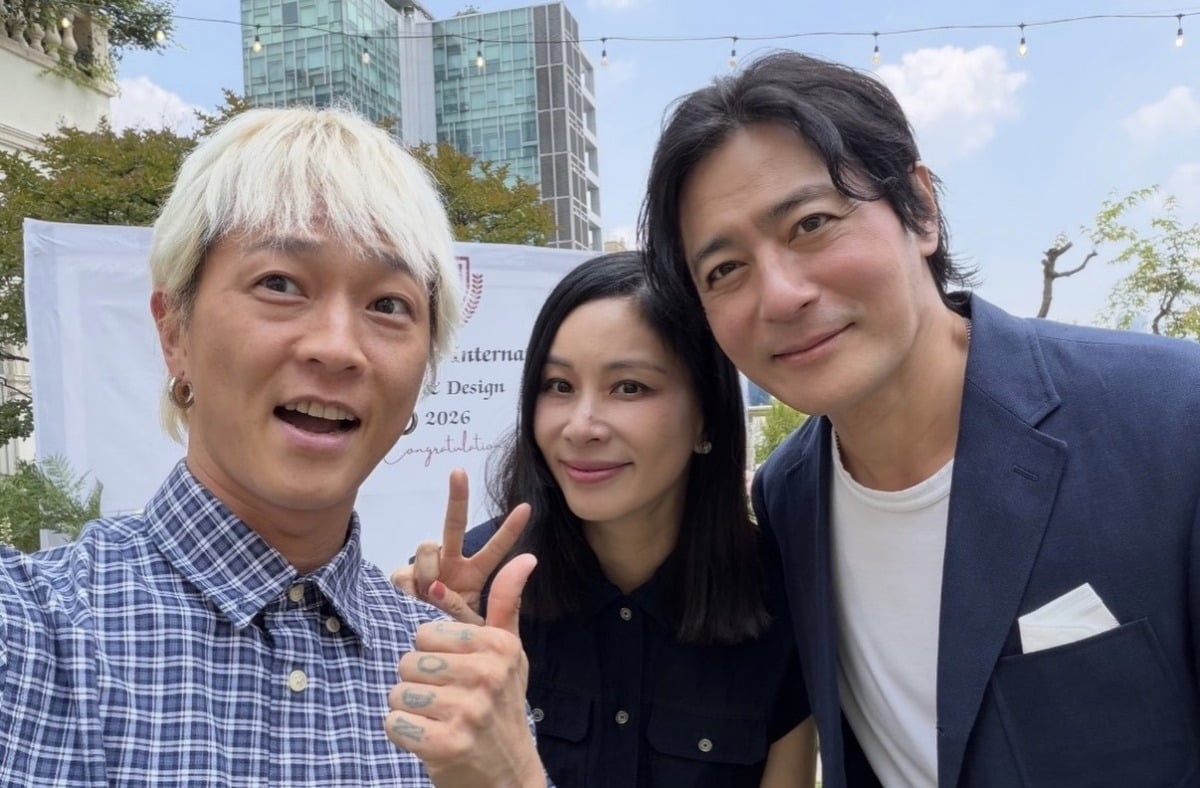 장동건, 고소영 부부가 중학교 졸업식에서 포착됐다. / 사진=팝핀현준 인스타그램 캡처