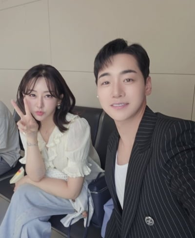 '8살 연하♥' 이혼설 부인 한영, 박군과 다정한 투샷 공개