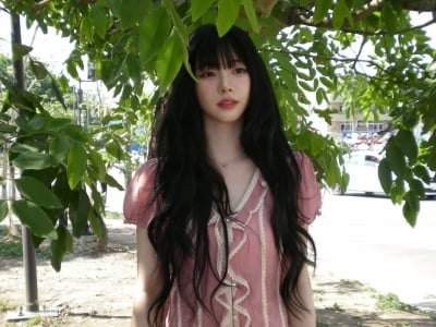 'AI 미모' 카리나, 이렇게 청순 했었나…초록빛 그림 같은 비주얼