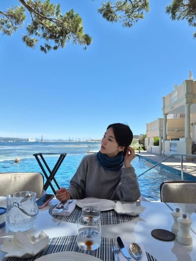 '45세' 송혜교, 민낯에 가까운 메이크업에도 빛나는 이목구비…여배우 마저 찬사한 미모