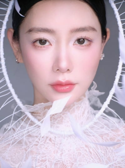 '41세' 클라라, AI로 만들어 낸 줄…결점 없는 이목구비