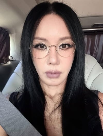 '50억 자산가' 엄정화, '57세 미혼' 믿기지 않는 근접 셀카