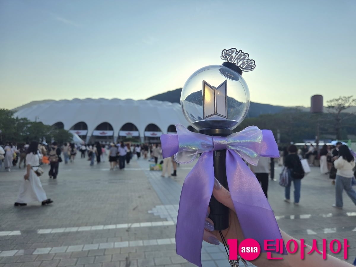 보랏빛 리본으로 꾸민 BTS 응원봉/ 사진=김지원 기자 one@