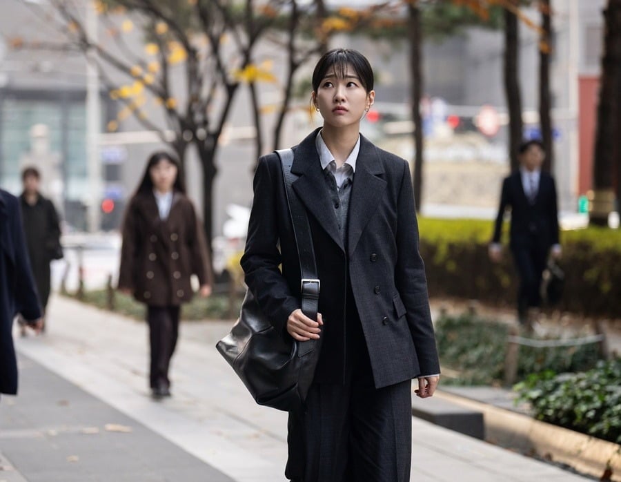배우 하윤경이 '아파트'를 통해 변호사 시험 장수생 강하리로 새로운 변신에 나선다./사진제공=JTBC