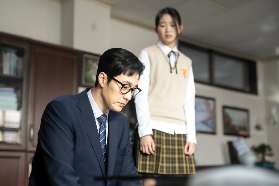 '김부장' 소지섭이 주상욱 앞에서 무릎을 꿇는 굴욕스러운 순간을 맞는다./사진제공=SBS