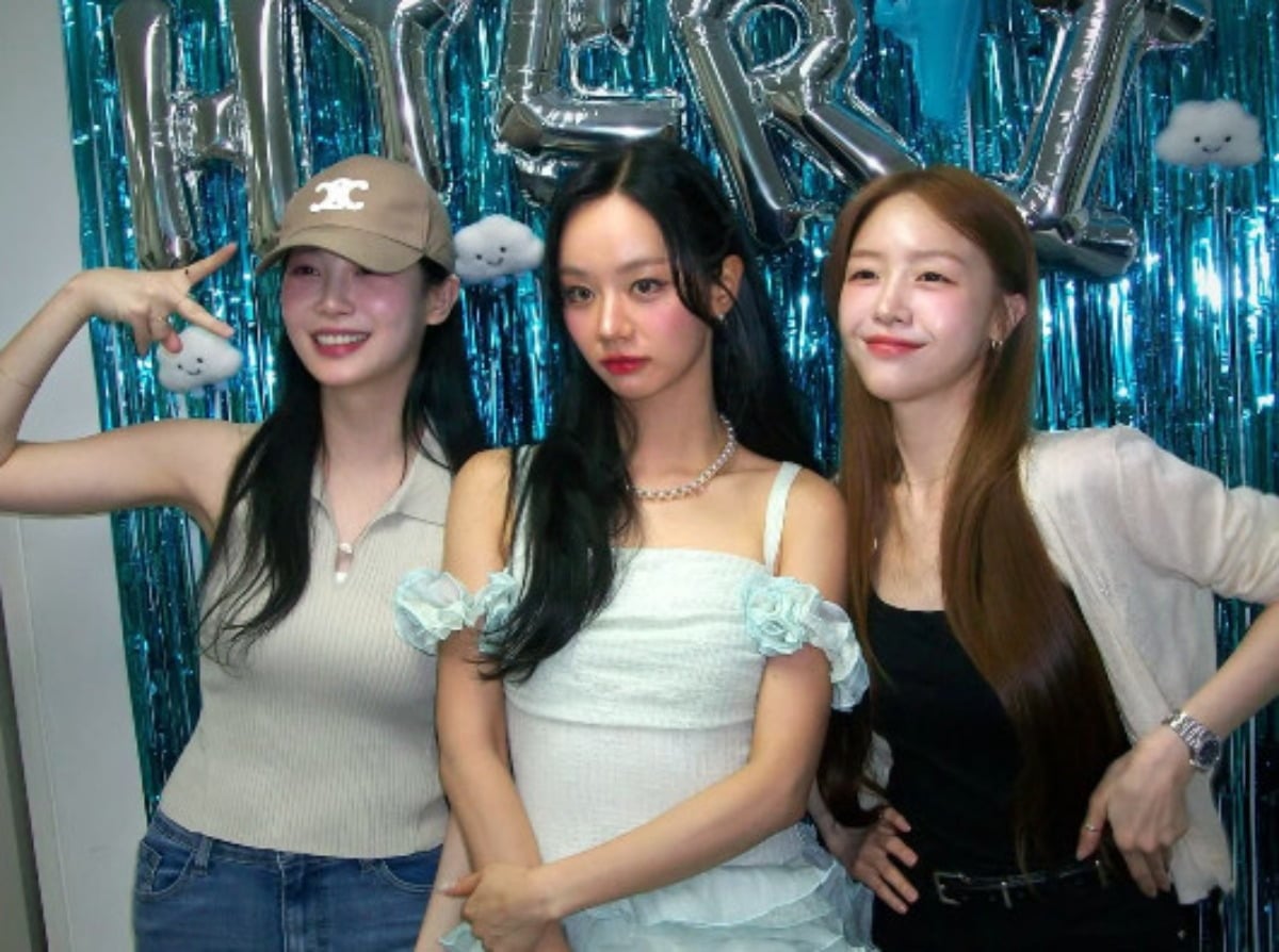 그룹 걸스데이 멤버 혜리가 두 언니들 사이에서 가장 포스 넘치는 표정을 짓고 있다. / 사진=혜리 SNS