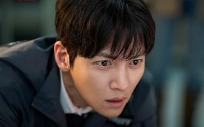 지창욱, 누나 살리려 몸 던졌다…'군체' 500만 관객 이끈 처절한 생존 연기