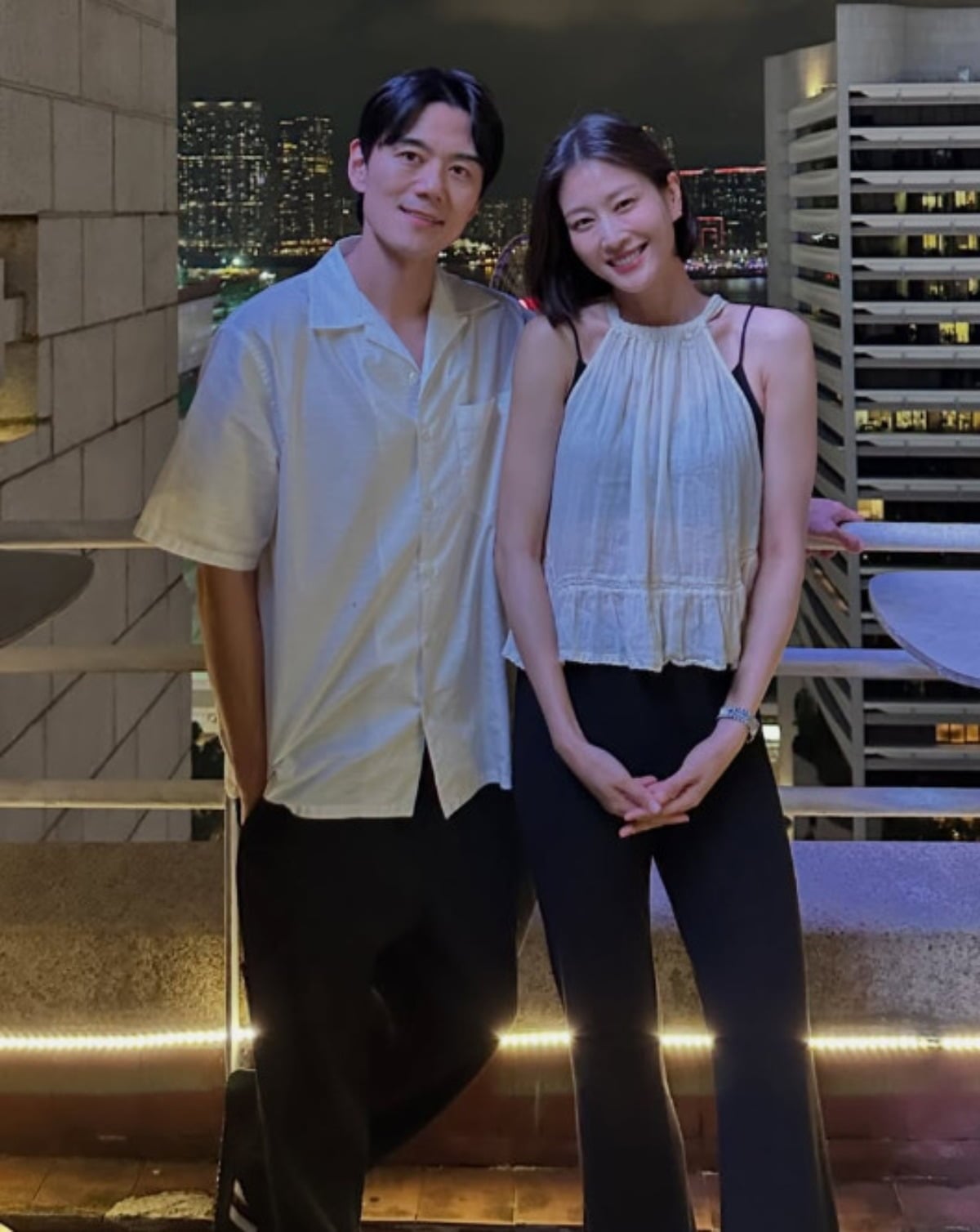 모델 이현이와 그의 남편이 다정하게 환한 미소를 보이고 있다. / 사진=이현이 SNS