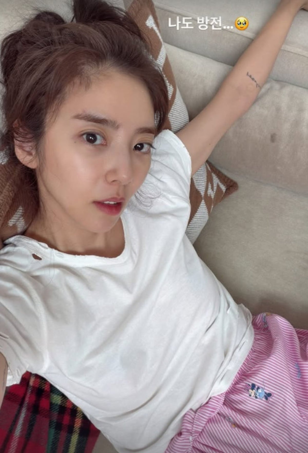 가수 겸 배우 손담비가 지친 얼굴로 카메라를 응시하고 있다. / 사진=손담비 SNS
