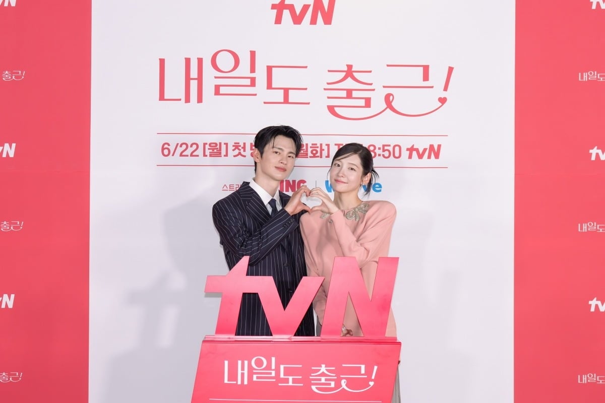 '내일도 출근!'의 주연 배우 서인국과 박지현이 시청률 10% 공약으로 음악방송 듀엣 무대를 내걸었다./사진제공=tvN