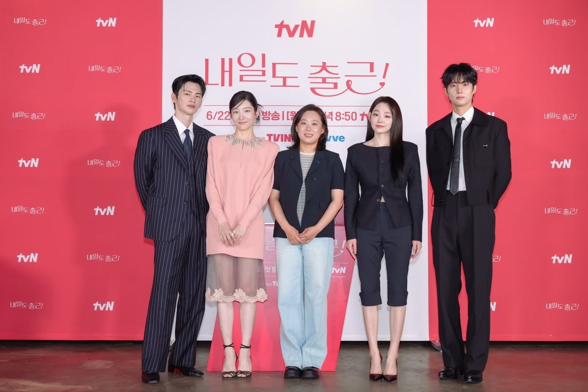 '내일도 출근!'의 주연 배우 서인국과 박지현이 시청률 10% 공약으로 음악방송 듀엣 무대를 내걸었다./사진제공=tvN