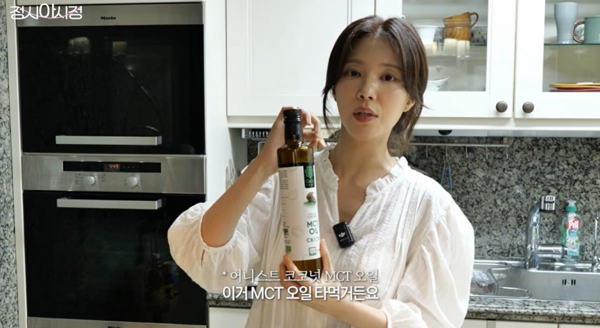 배우 정시아가 남편 백도빈의 체중 감량 비법을 소개하고 있다. / 사진=정시아 유튜브 채널