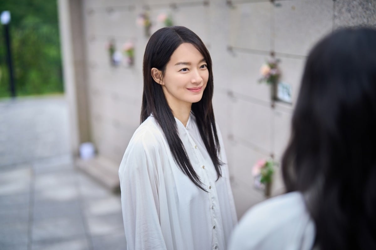 신민아가 '눈동자'에서 1인 2역을 선보인다. / 사진제공=바이포엠스튜디오