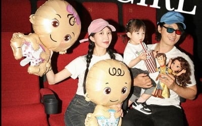 아야네, '임신 16주차'에 영화관 가족사진…"성별 알게 돼"