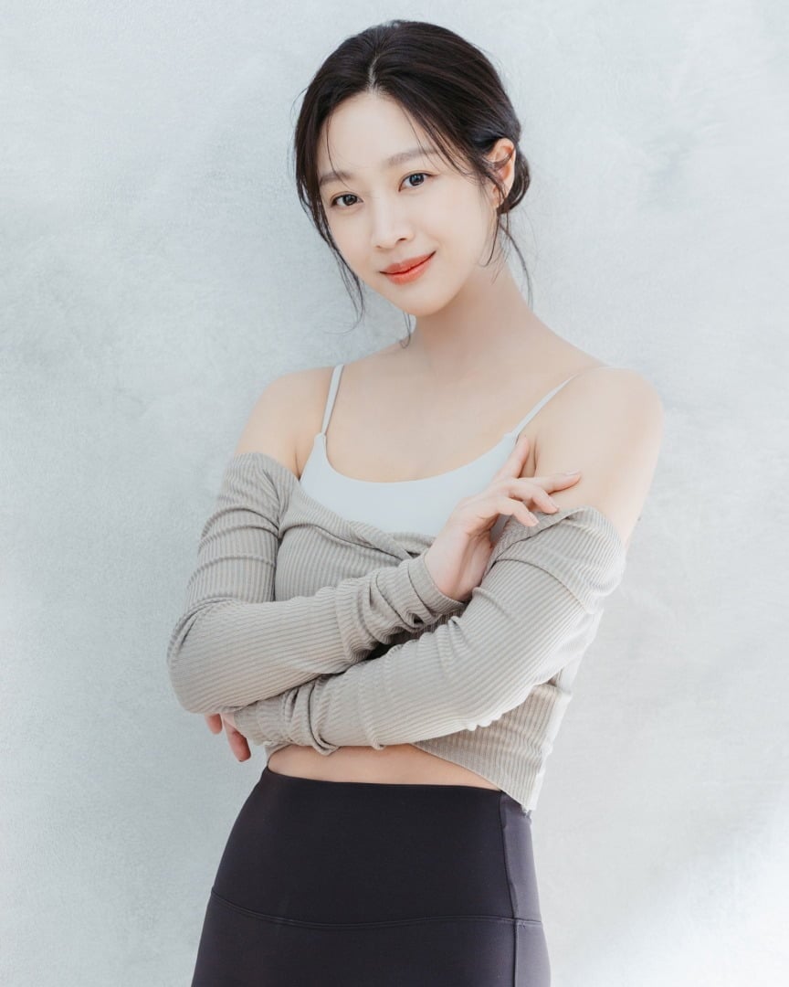 배우 조보아의 화보 비하인드 컷이 공개됐다./사진제공=빌리언스