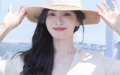 옷이 어디까지 파인 거야…'45세' 송혜교, 파격 노출에도 '청순미 폭발'