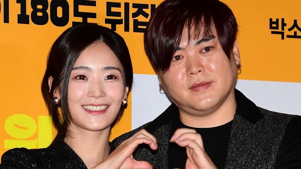 소율, 문희준이 하트 포즈를 취하고 있다./사진=텐아시아DB