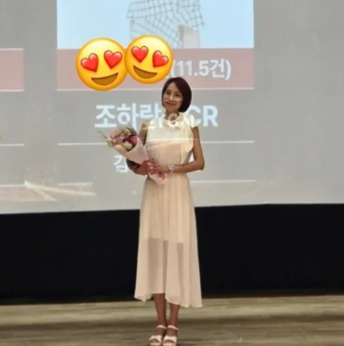 그룹 쥬얼리 출신 조민아가 꽃다발을 든 채 미소를 짓고 있다. / 사진=조민아 SNS