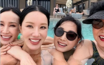 엄정화, 57세에 호피무늬 소화력…해변에서 신난 디바