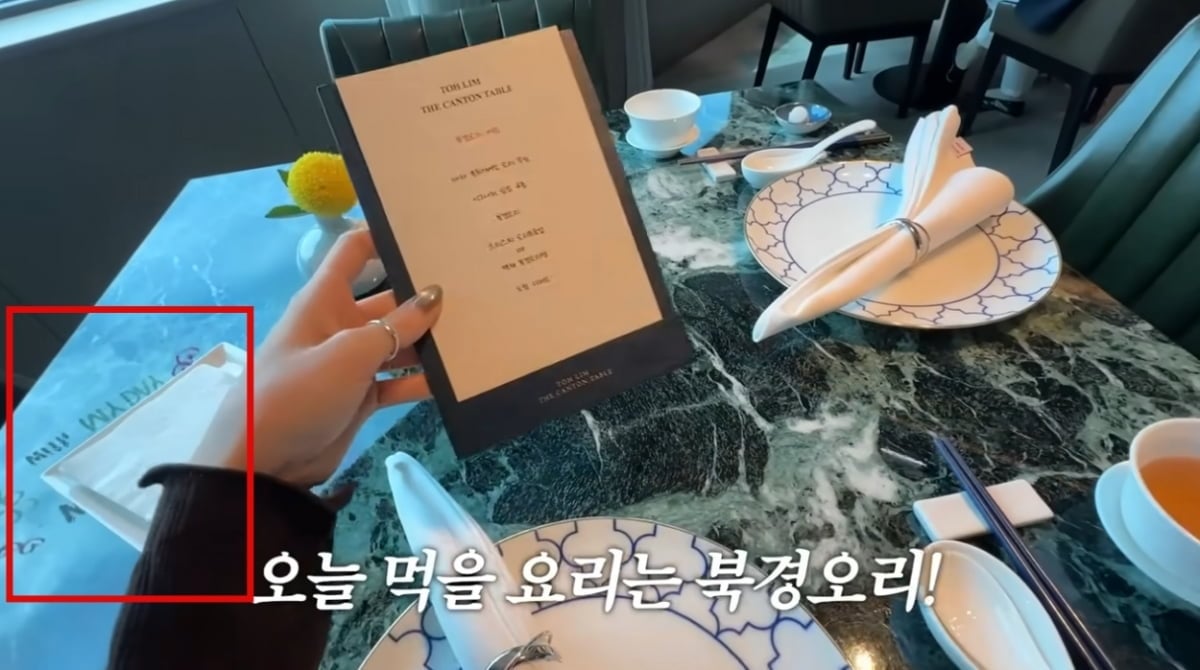 유지유가 방문한 북경오리 식당 테이블에 데이식스 기념일을 기념하는 장식과 문구 등이 비쳐보이고 있다./사진 = 유지유 유튜브 채널 지유로운 동영상 캡처