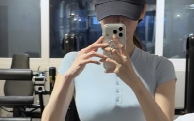 '뼈말라'인 줄 알았는데…'52kg' 강민경, 운동 인증샷 속 '명품 골반'에 입이 떡