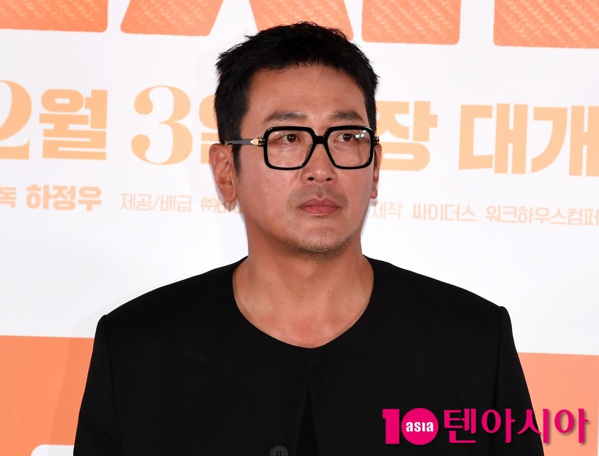 배우 하정우가 3부작 영화 '내부자들'의 출연을 검토 중이다. / 사진=텐아시아DB