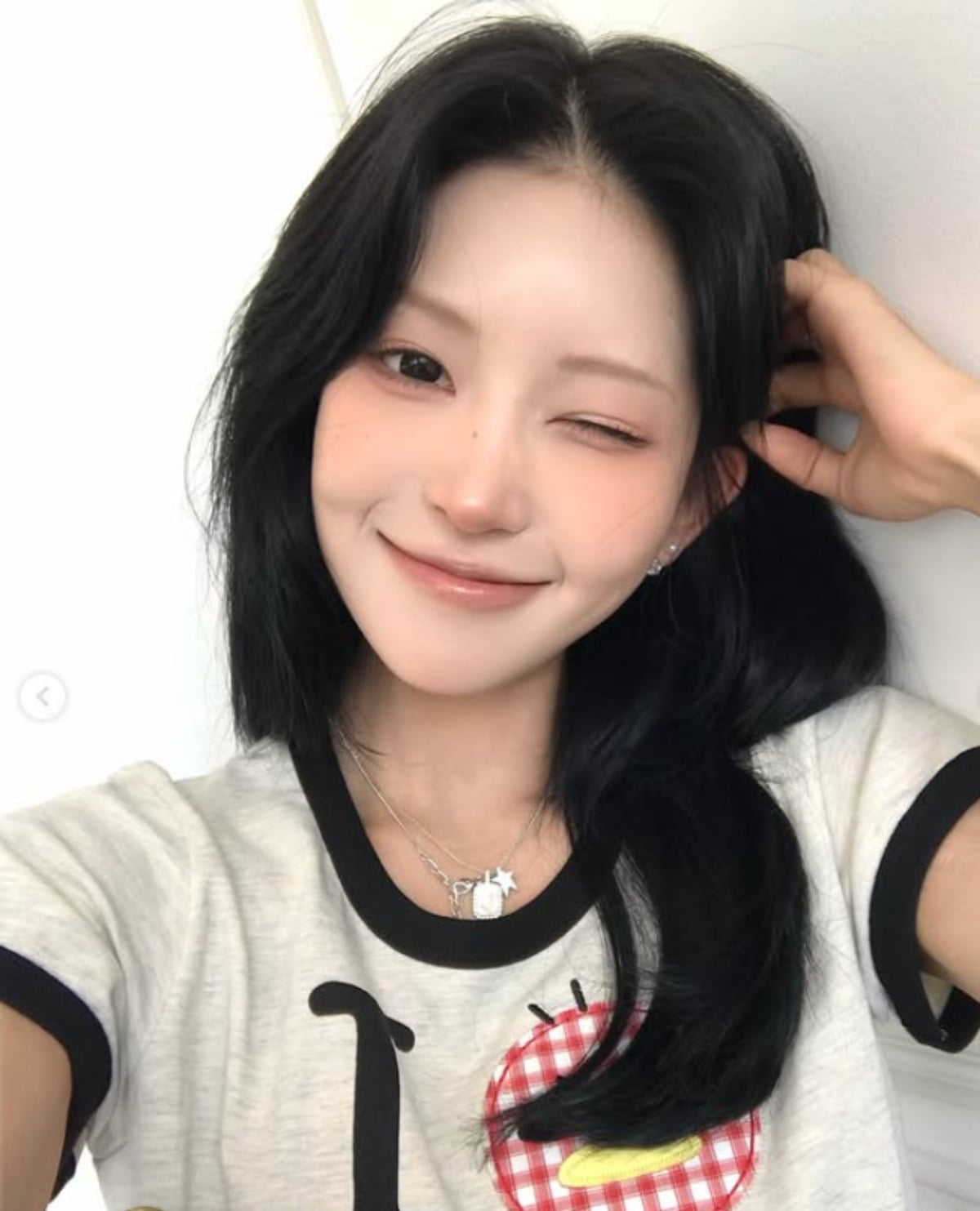 고(故) 최진실의 딸 최준희가 카메라를 보며 미소를 짓고 있다. / 사진=최준희 SNS