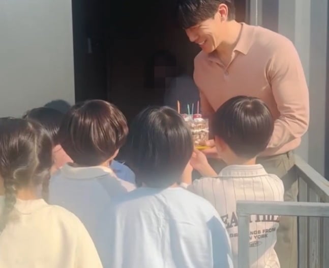 배우 김무열의 미담이 공개됐다. / 사진=최자운 SNS