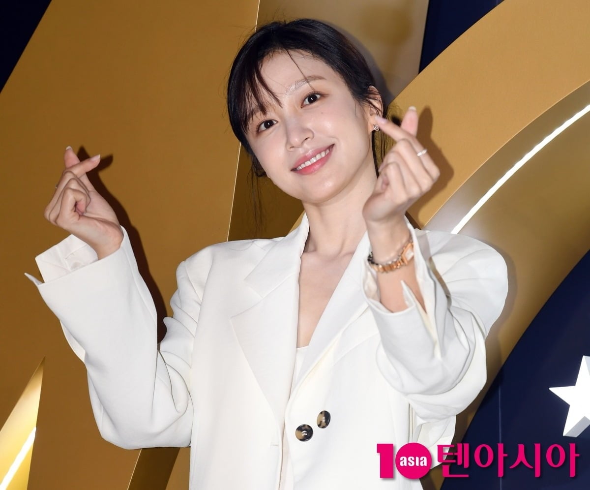 가수 겸 배우 안희연(하니)이 손하트를 날리고 있다./텐아시아 DB