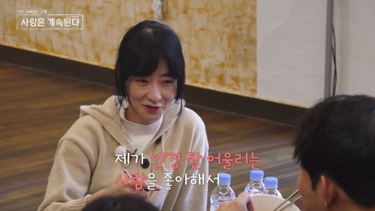'나솔사계'에서 인기남인 17기 영수를 둘러싸고 여성들의 속마음이 요동친다. / 사진제공=SBS Plus, ENA