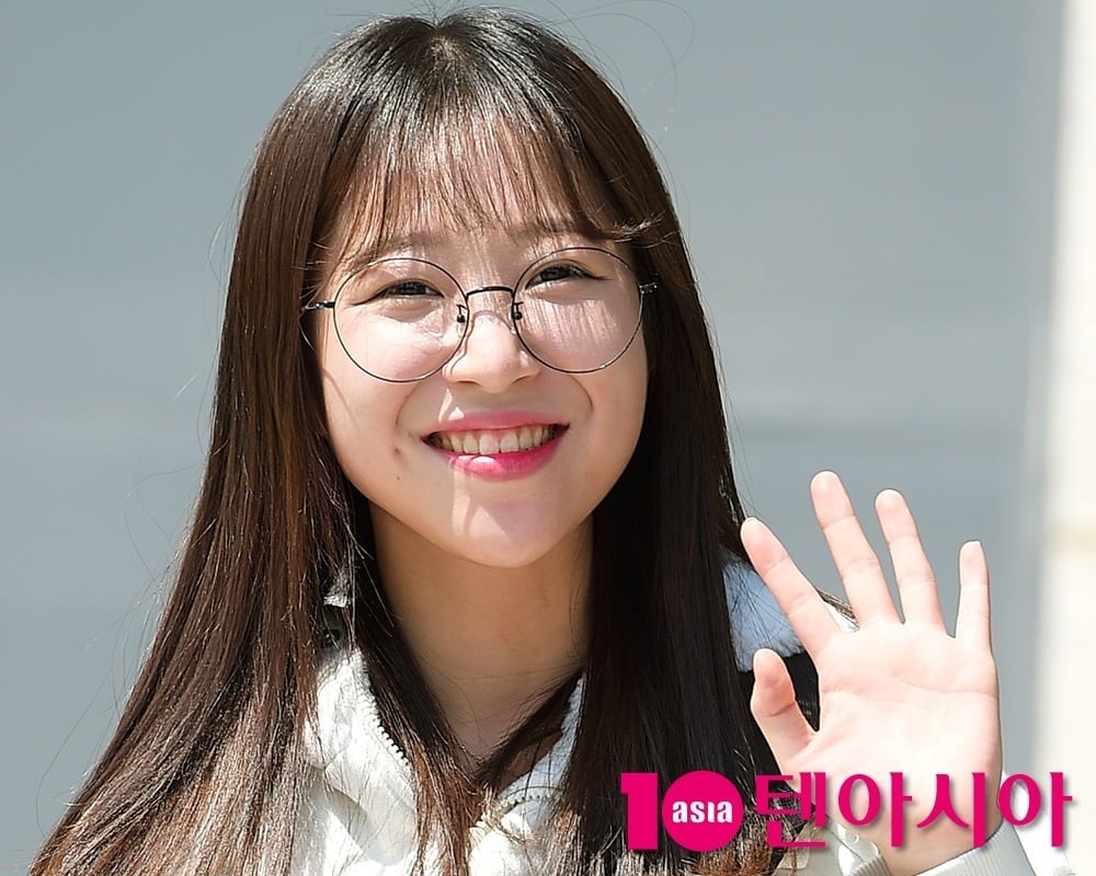 크리에이터 쯔양이 취재진을 향해 손을 흔들고 있다./텐아시아 DB