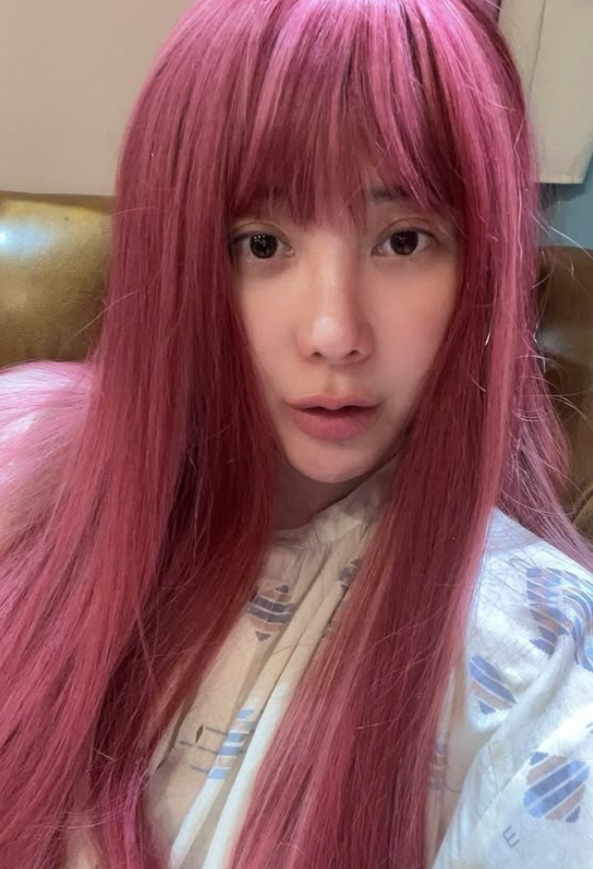 가수 서인영이 파격 헤어를 보여주며 카메라를 응시하고 있다. / 사진=서인영 SNS