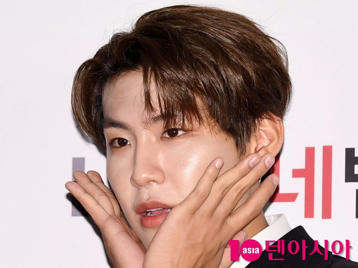 박우진이 공식 행사에 참석해 포즈를 취하고 있다./사진=텐아시아DB