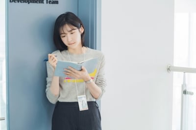 원작 여주는 통통한 체형인데…'뼈말라' 박지현, 10년 차에 ♥서인국과 로코 호흡 ('내일도')
