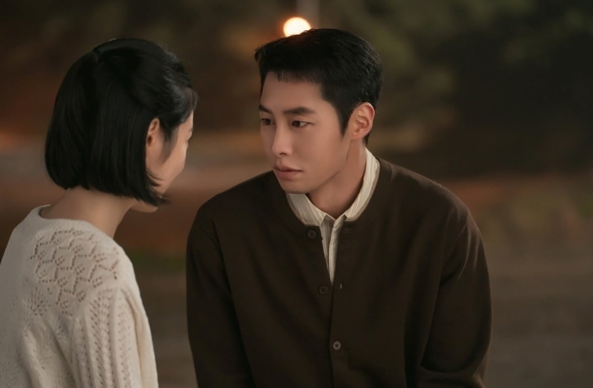 '닥터 섬보이' 비하인드 컷이 공개됐다. / 사진제공=KT스튜디오지니