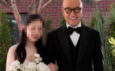 '동성애자 커밍아웃' 홍석천, 턱시도 차림으로 신부와 다정히 팔짱…상대 누구길래
